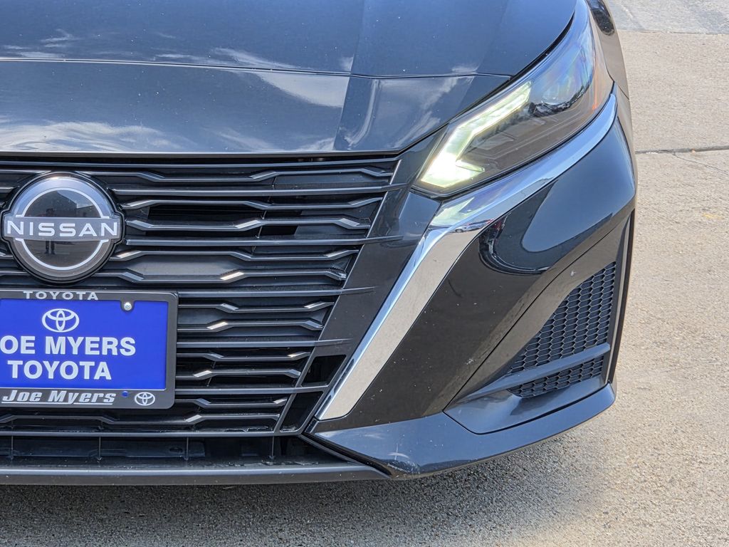 Used 2025 Super Black Clearcoat Nissan 2.5 SV image 4