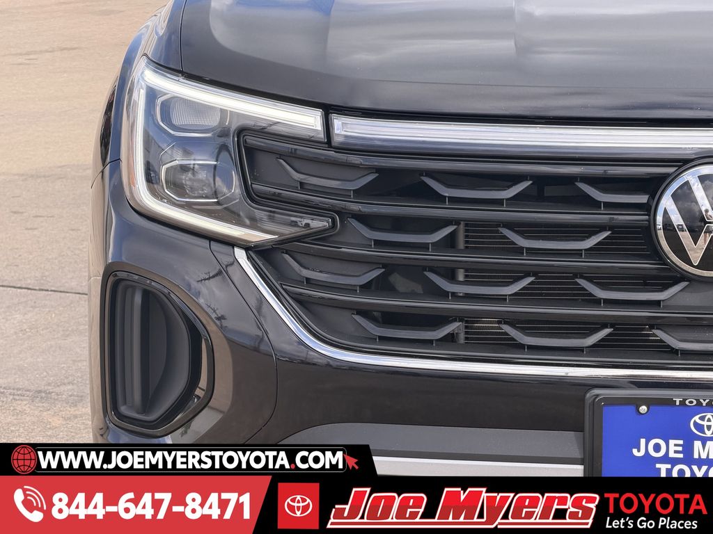 Used 2025 Deep Black Pearl Volkswagen 2.0T SE w/Technology image 5