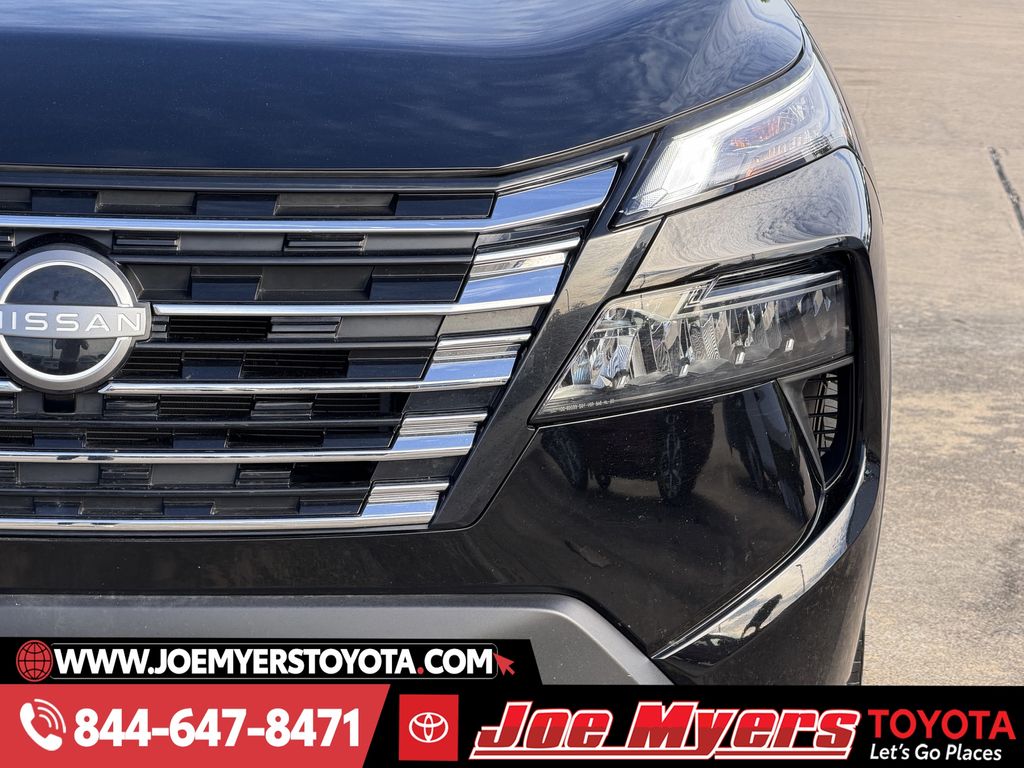 Used 2025 Super Black Nissan SV image 4