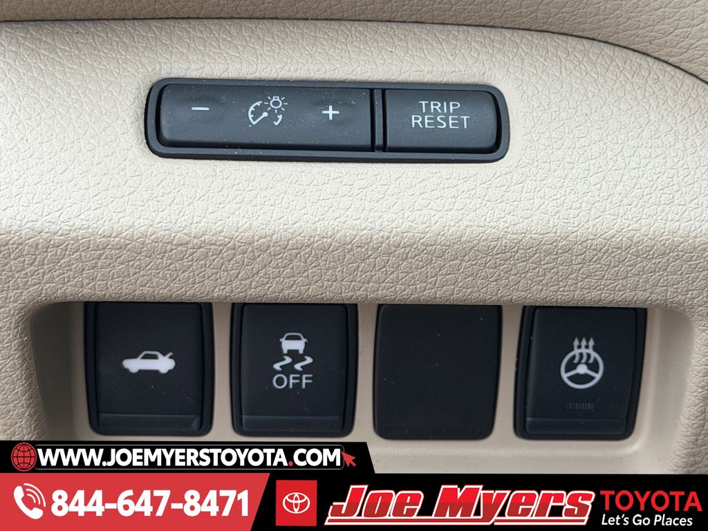 Used 2016 Cayenne Red Nissan 2.5 SL image 25