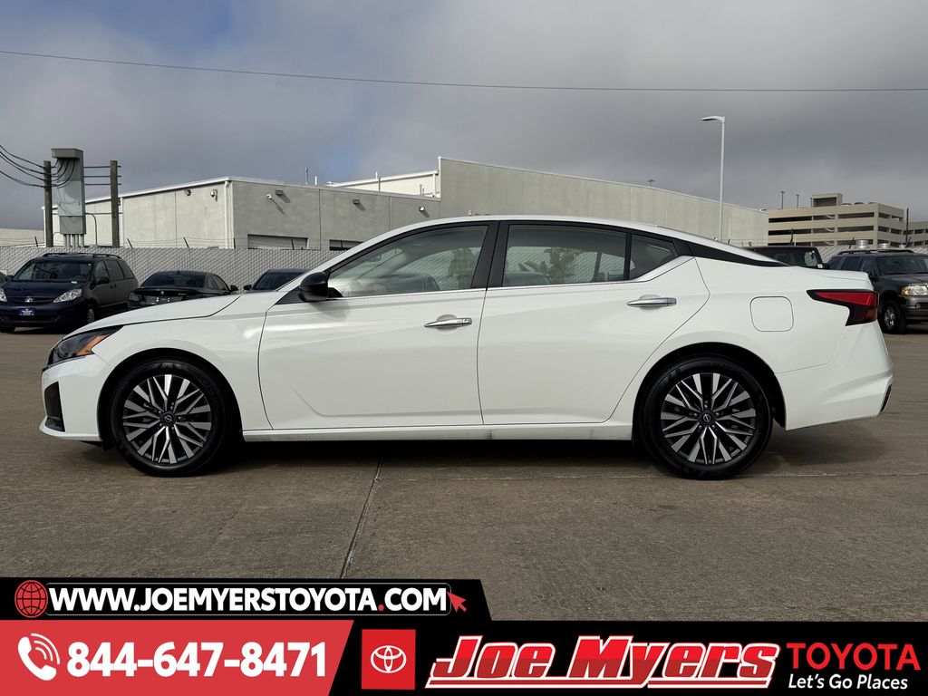 Used 2025 Glacier White Nissan 2.5 SV image 6