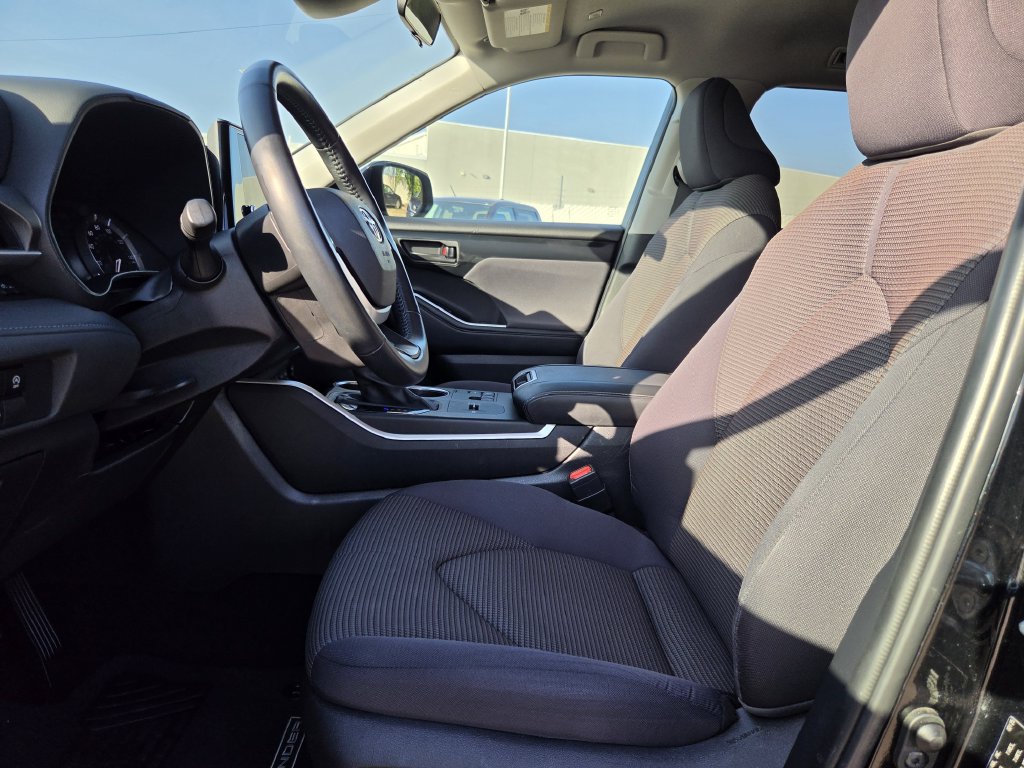 Used 2025 Midnight Black Metallic Toyota LE image 27