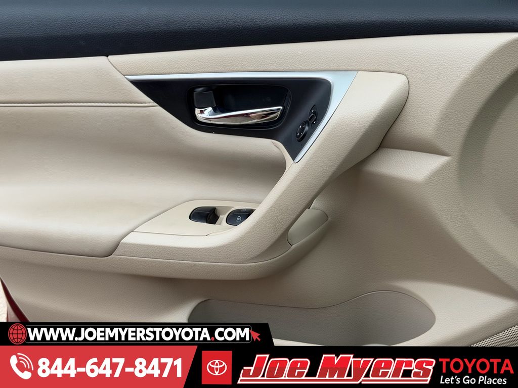 Used 2016 Cayenne Red Nissan 2.5 SL image 26