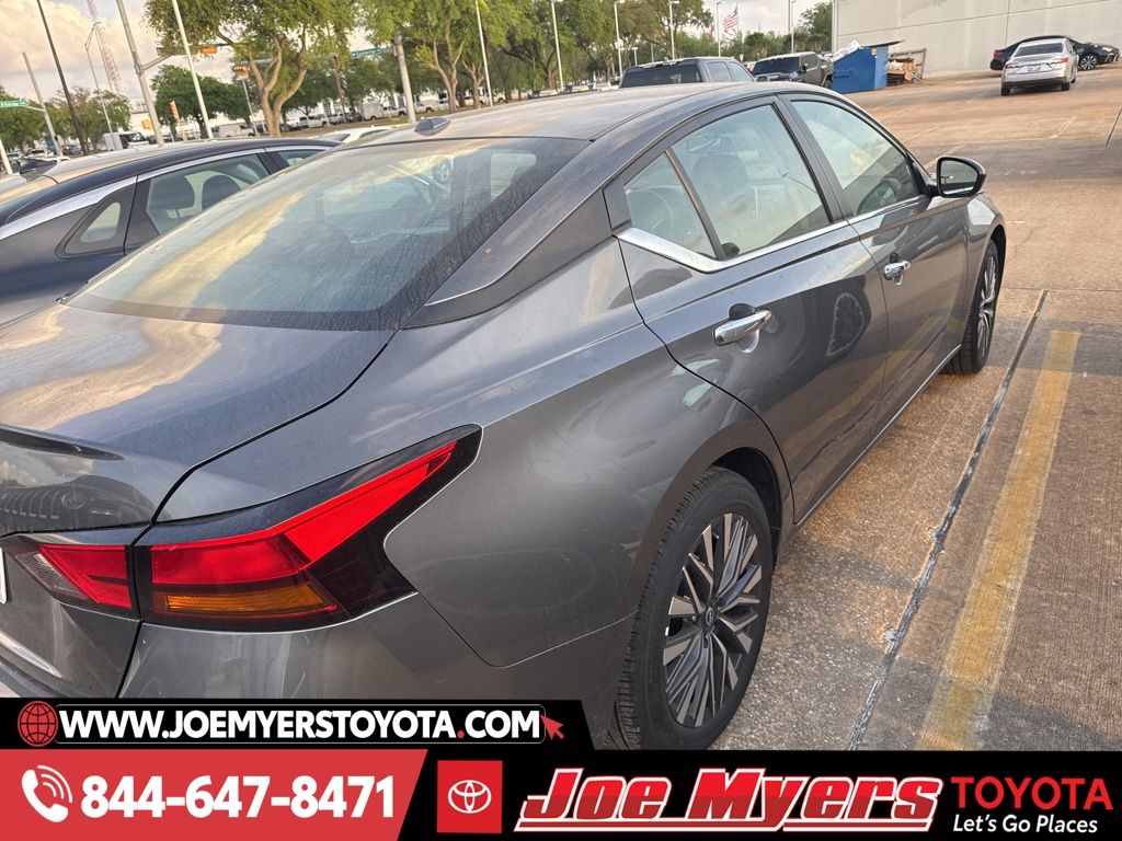 Used 2025 Gun Metallic Nissan 2.5 SV image 5