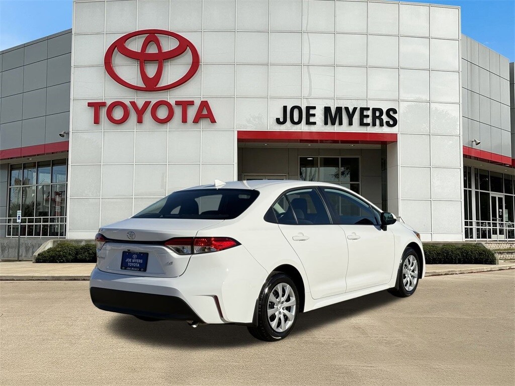 2026 Toyota Corolla LE photo 4