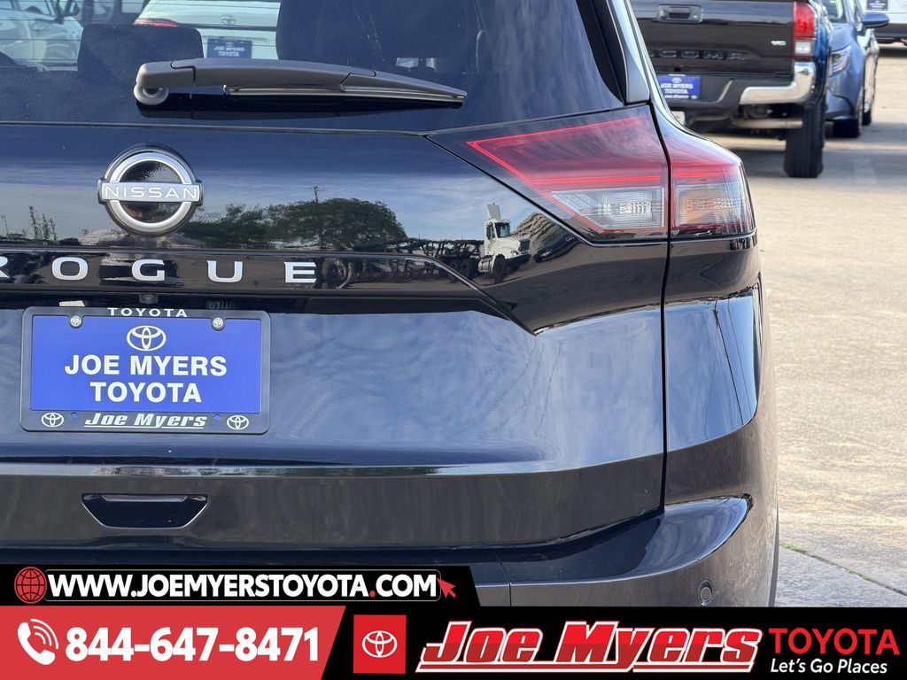 Used 2025 Super Black Nissan SV image 9