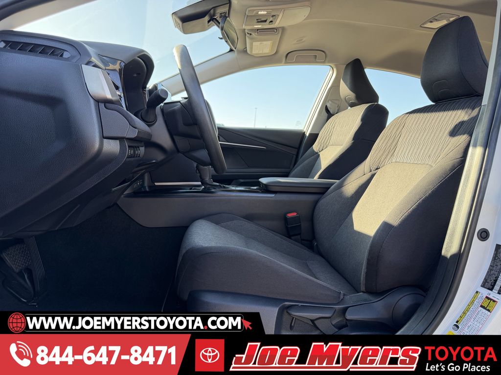 Used 2025 Ice Cap Toyota LE image 27