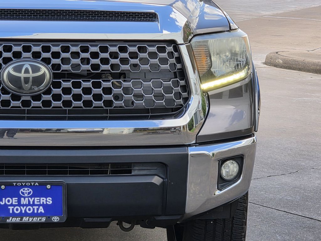 Used 2018 Magnetic Gray Metallic Toyota SR5 image 4