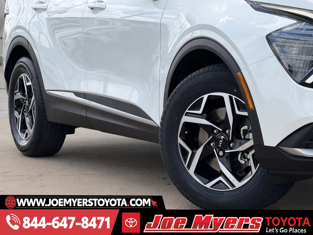 Used 2025 Snow White Pearl Kia LX image 11