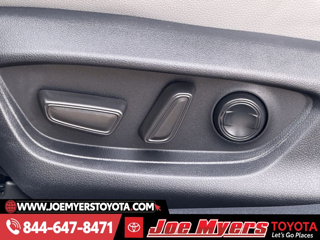 Used 2025 Ocean Gem Toyota SE image 28