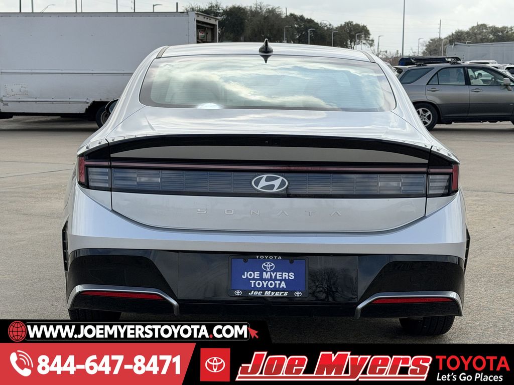 Used 2025 Aero Silver Hyundai SEL image 8