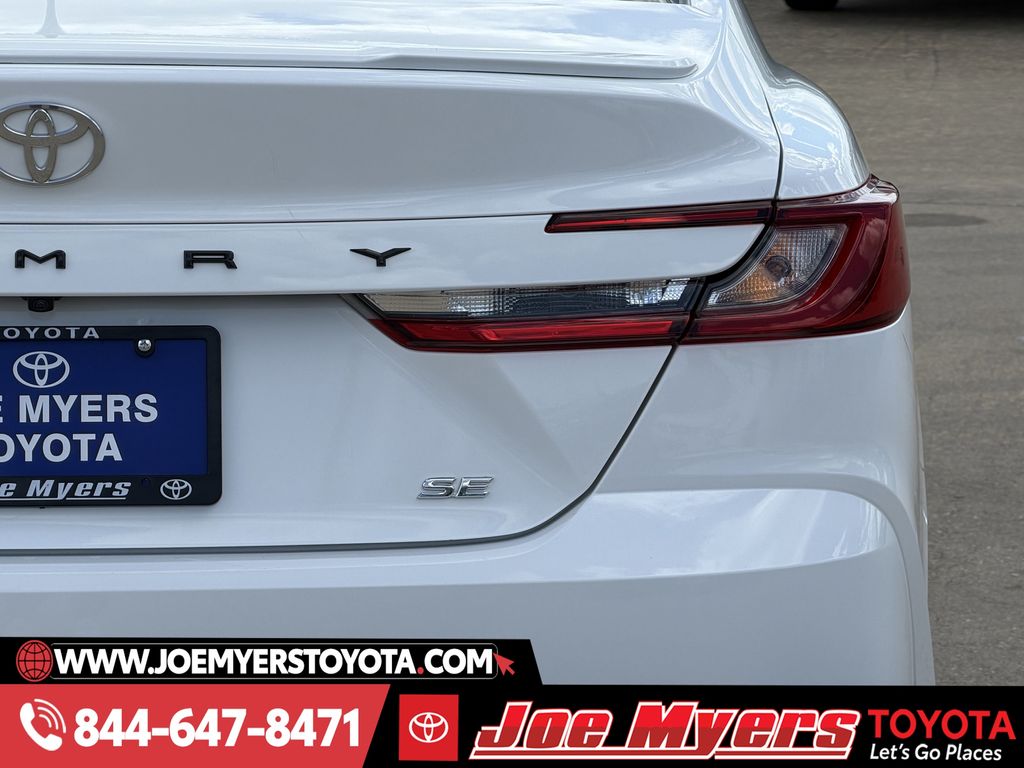 Used 2025 Ice Cap Toyota SE image 9