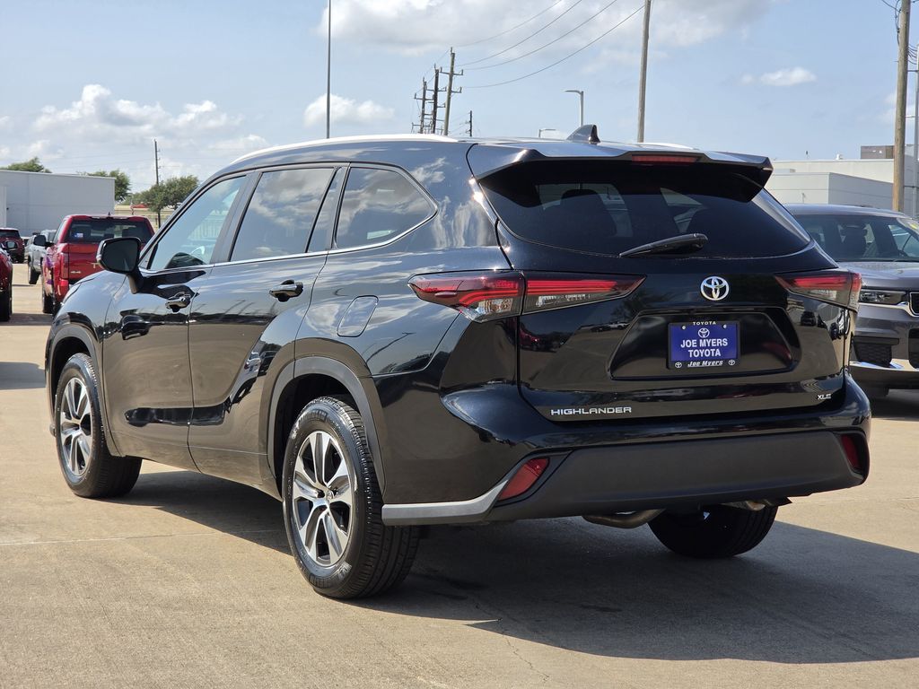 Used 2025 Midnight Black Metallic Toyota XLE image 7