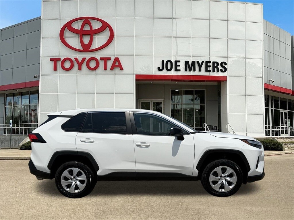 2024 Toyota RAV4 LE photo 3