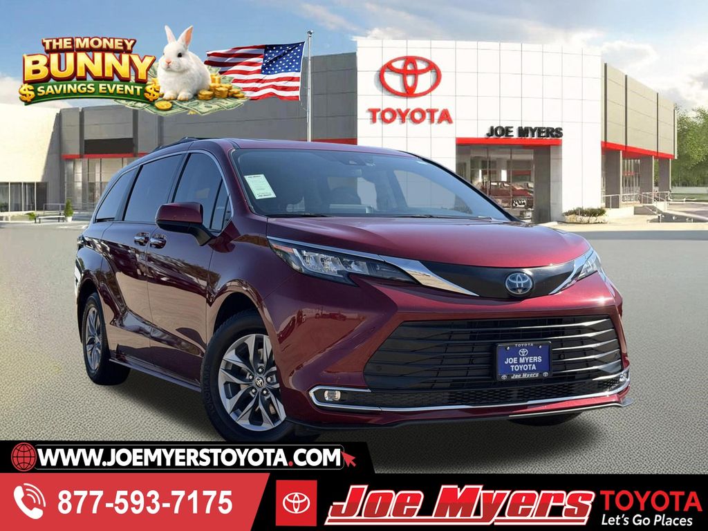2022 Toyota Sienna XLE 8-Passenger Hybrid FWD's photo