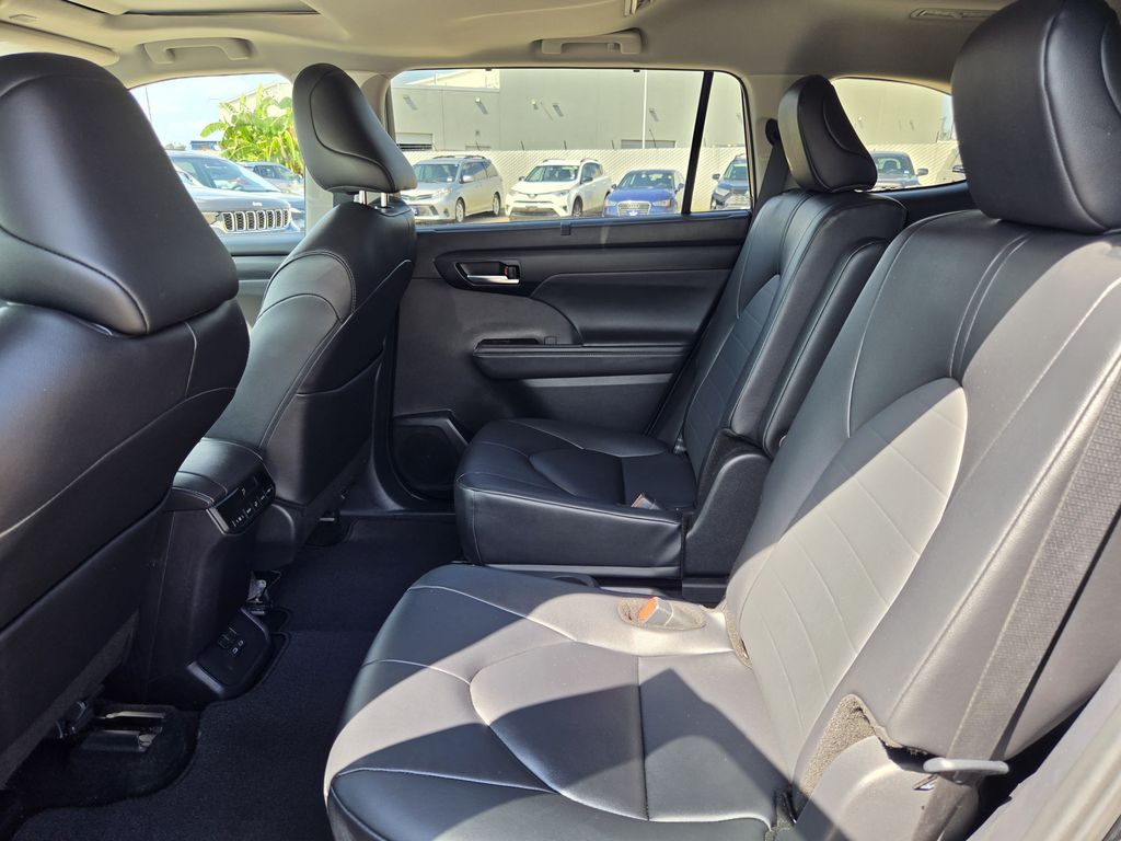 Used 2025 Midnight Black Metallic Toyota XLE image 30