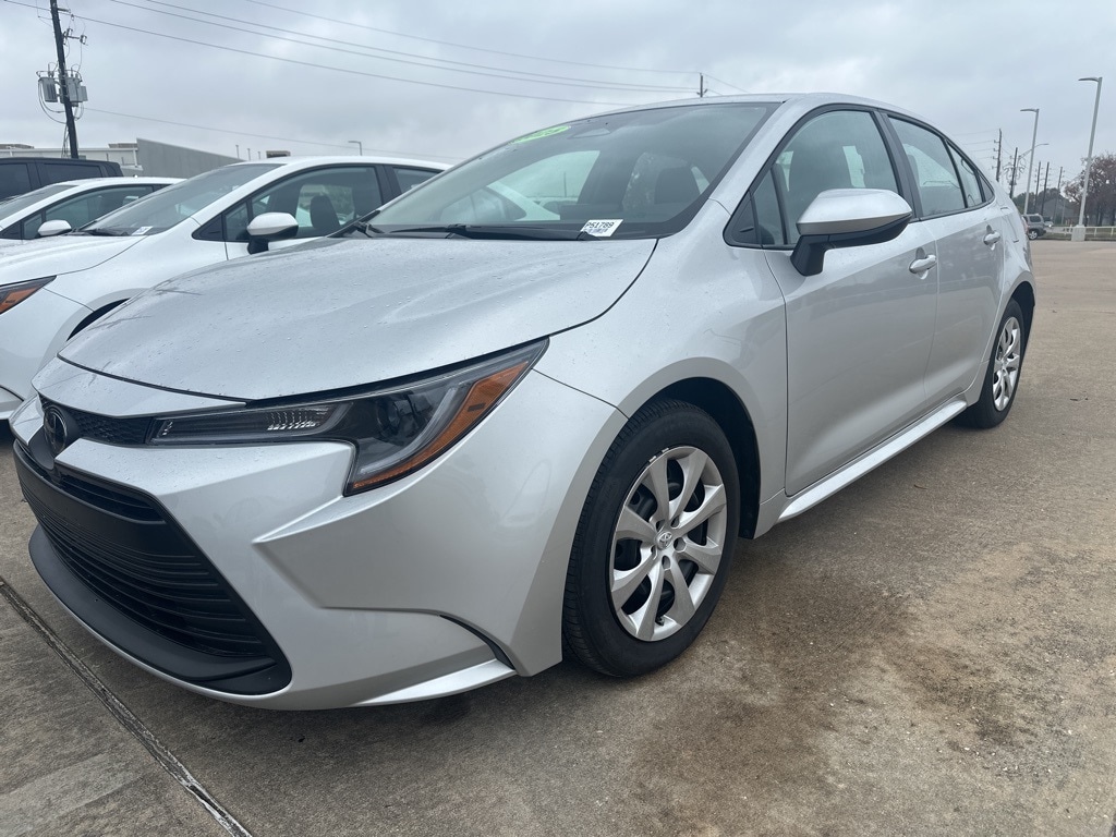 2025 Toyota Corolla LE's photo