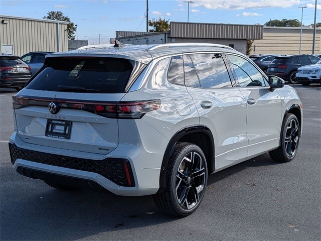 2026 Volkswagen Tiguan SEL R-Line photo 3