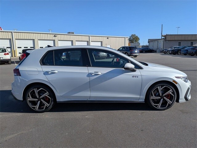 2026 Volkswagen Golf GTI SE photo 2