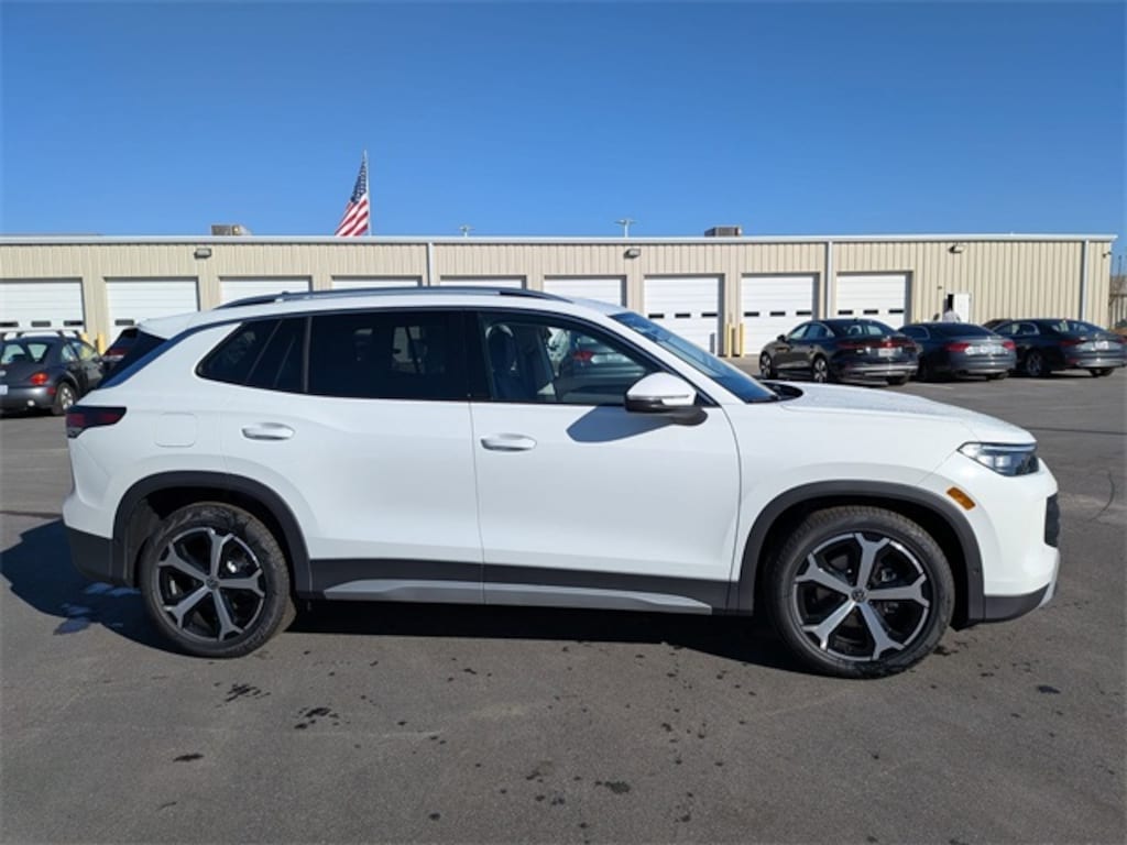 New 2026 Volkswagen Tiguan 2.0T SE SUV