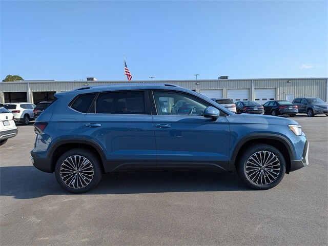 2025 Volkswagen Taos SE photo 2