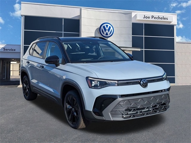 2026 Volkswagen Taos SE Black's photo