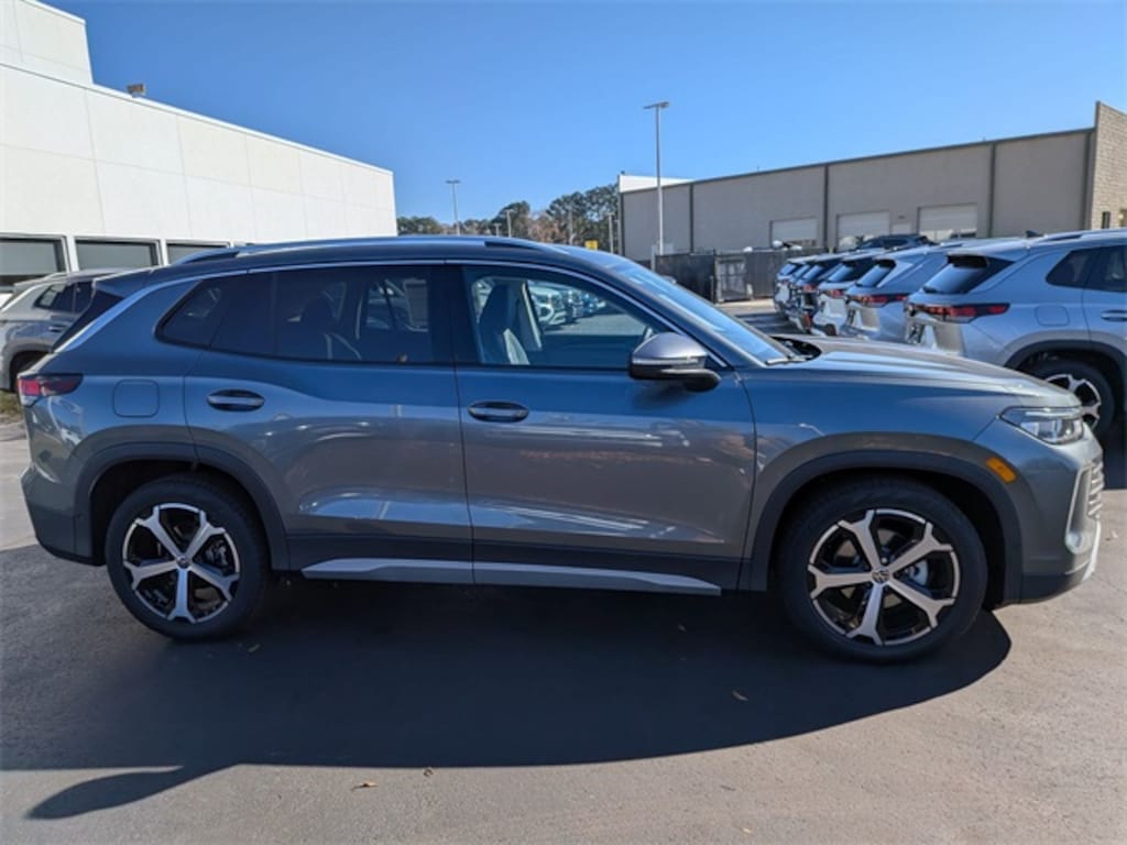 New 2026 Volkswagen Tiguan 2.0T SE SUV