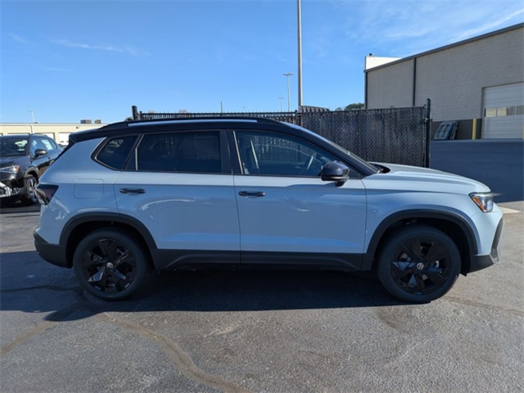 New 2026 Volkswagen Taos 1.5T SE Black SUV