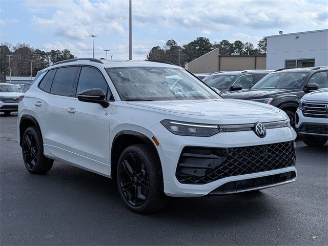 2026 Volkswagen Tiguan SE R-LINE BLACK's photo