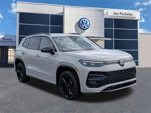 2026 Volkswagen Tiguan SE R-LINE BLACK's photo