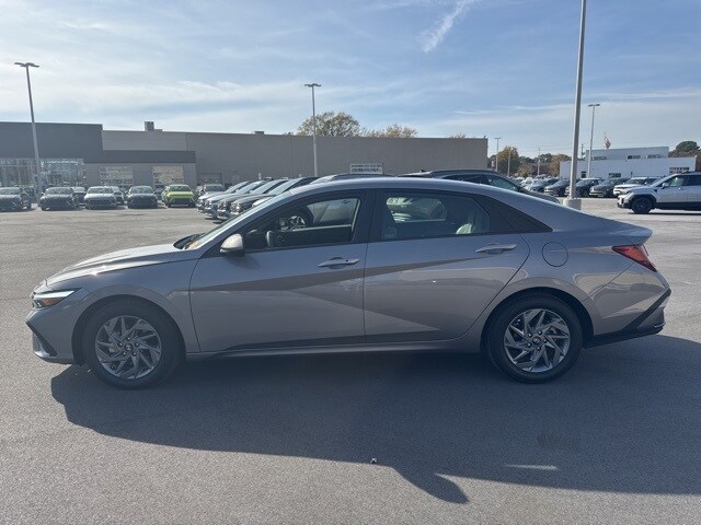 2024 Hyundai Elantra SEL photo 4