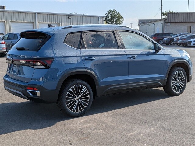 2025 Volkswagen Taos SE photo 3