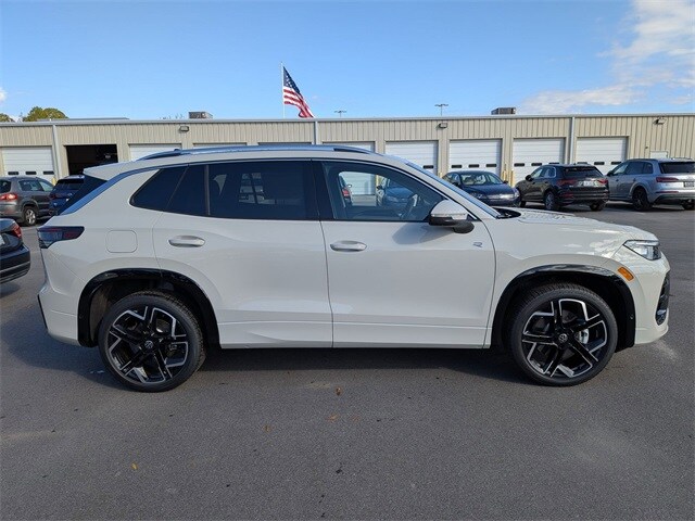 2026 Volkswagen Tiguan SEL R-Line photo 2