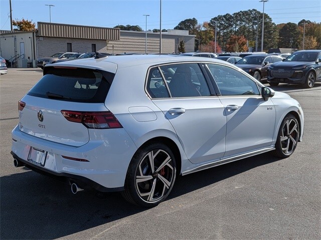 2026 Volkswagen Golf GTI SE photo 3