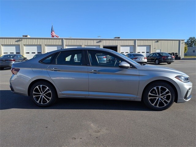 2026 Volkswagen Jetta 1.5T Sport photo 2