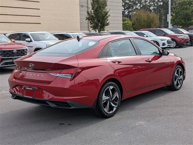 2023 Hyundai Elantra SEL photo 3