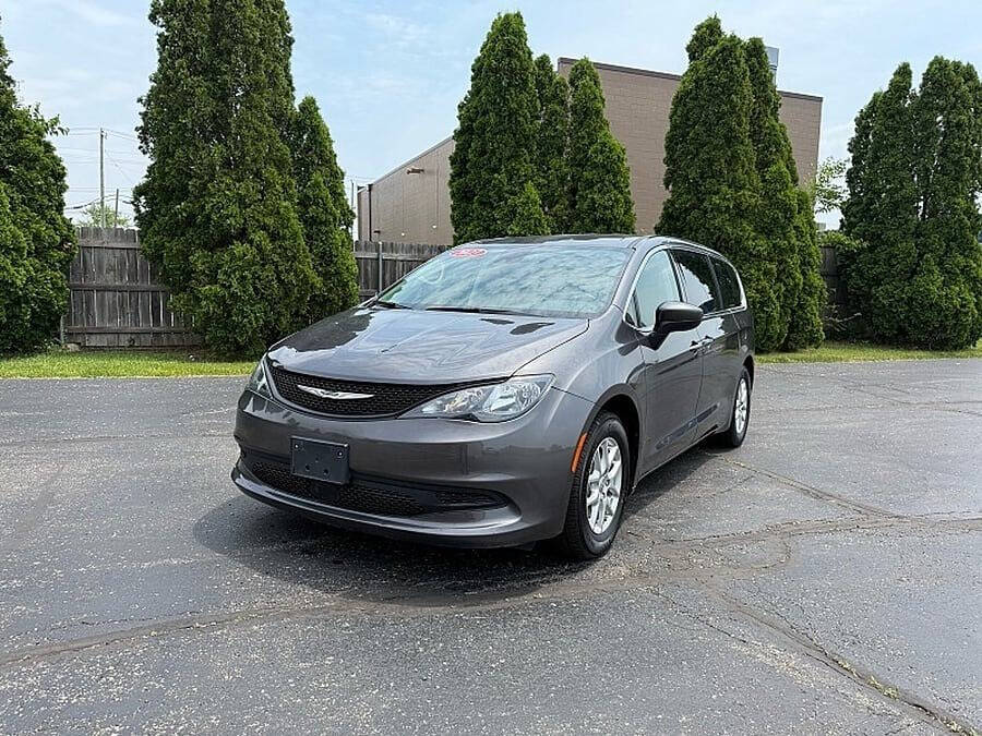 2023 Chrysler Voyager LX photo 2