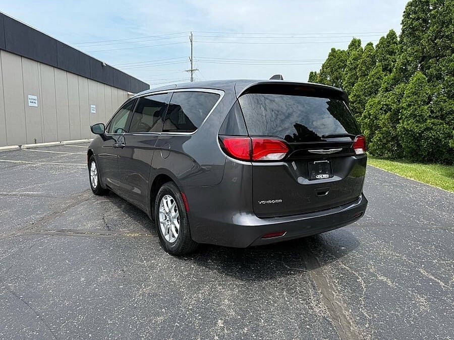 2023 Chrysler Voyager LX photo 4