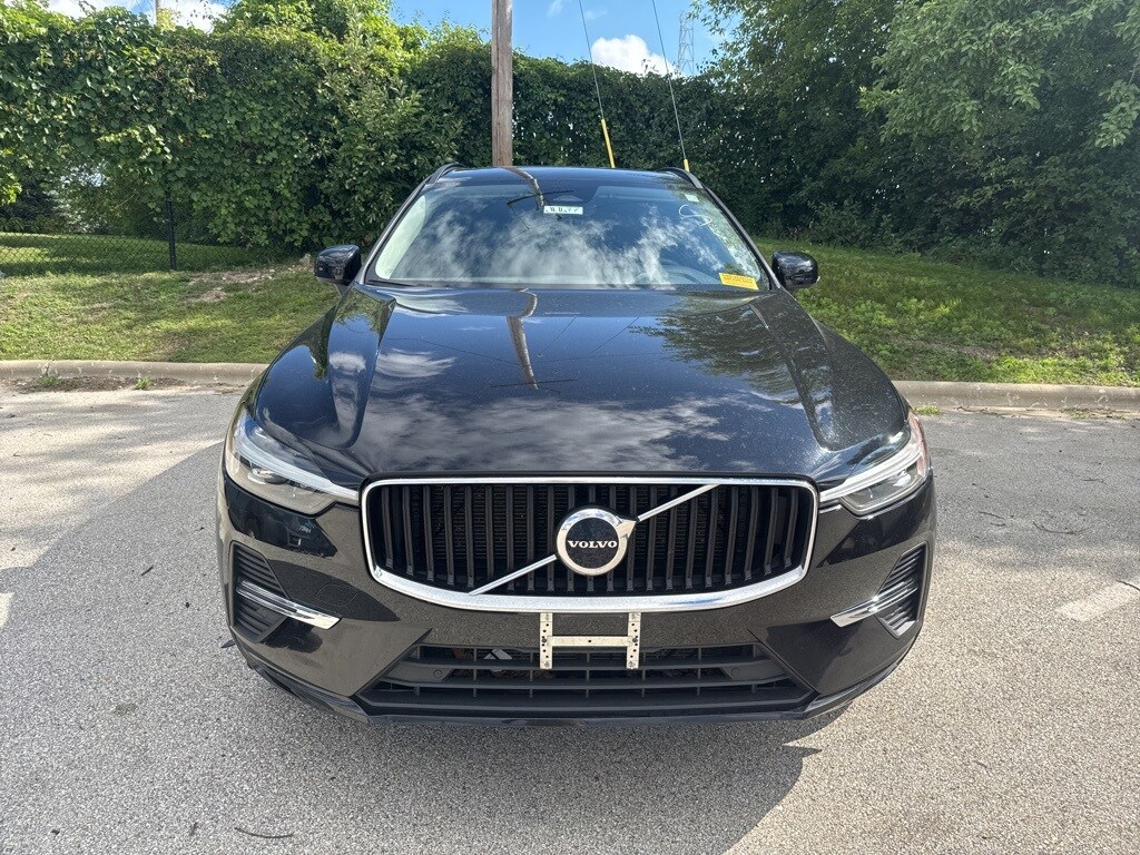 2022 Volvo XC60 B5 Momentum photo 2