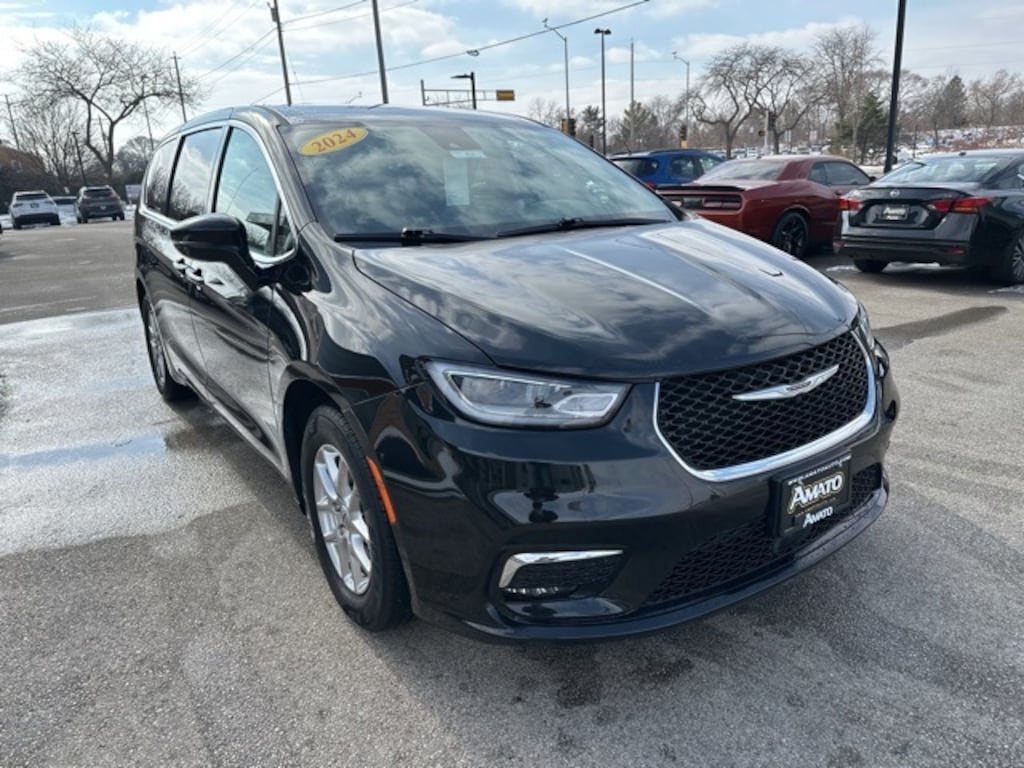 Used 2024 Chrysler Pacifica Touring L Minivan/Van