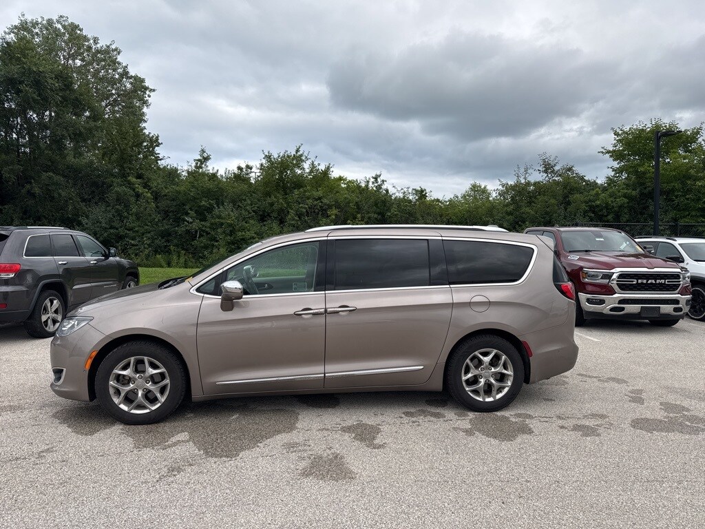 2017 Chrysler Pacifica Limited photo 3