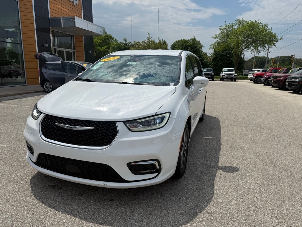 Used 2022 Chrysler Pacifica Hybrid Touring L with VIN 2C4RC1L76NR134862 for sale in Milwaukee, WI