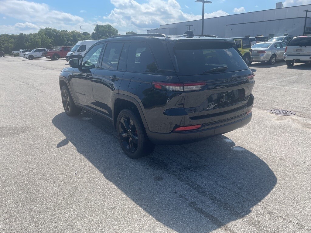 2022 Jeep Grand Cherokee Altitude photo 2