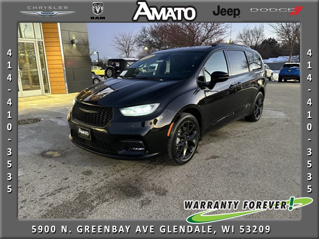 2023 Chrysler Pacifica Limited's photo