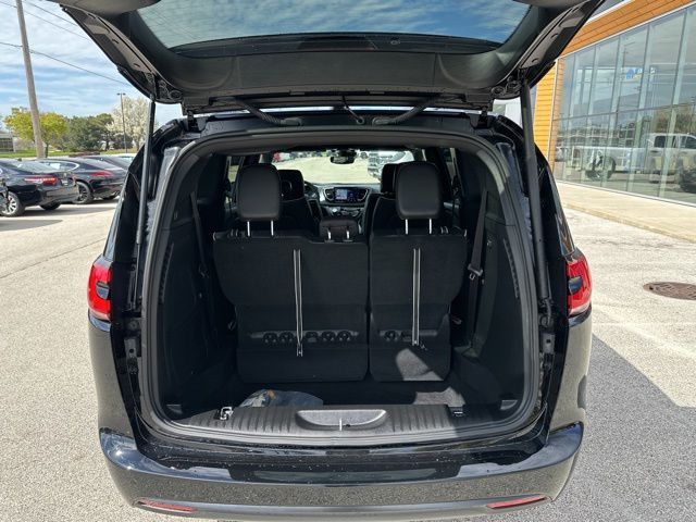 2026 Chrysler Pacifica Limited - Photo 10