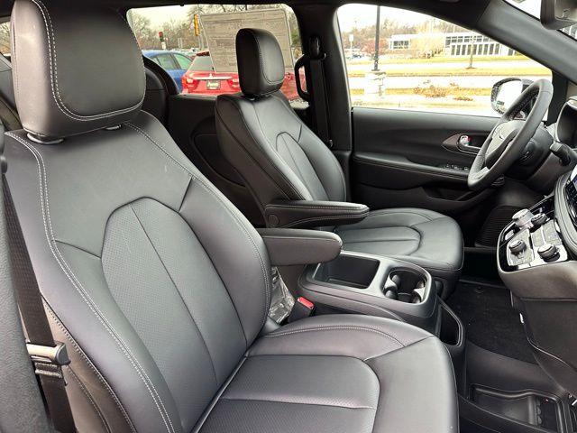 2026 Chrysler Pacifica Select - Photo 15