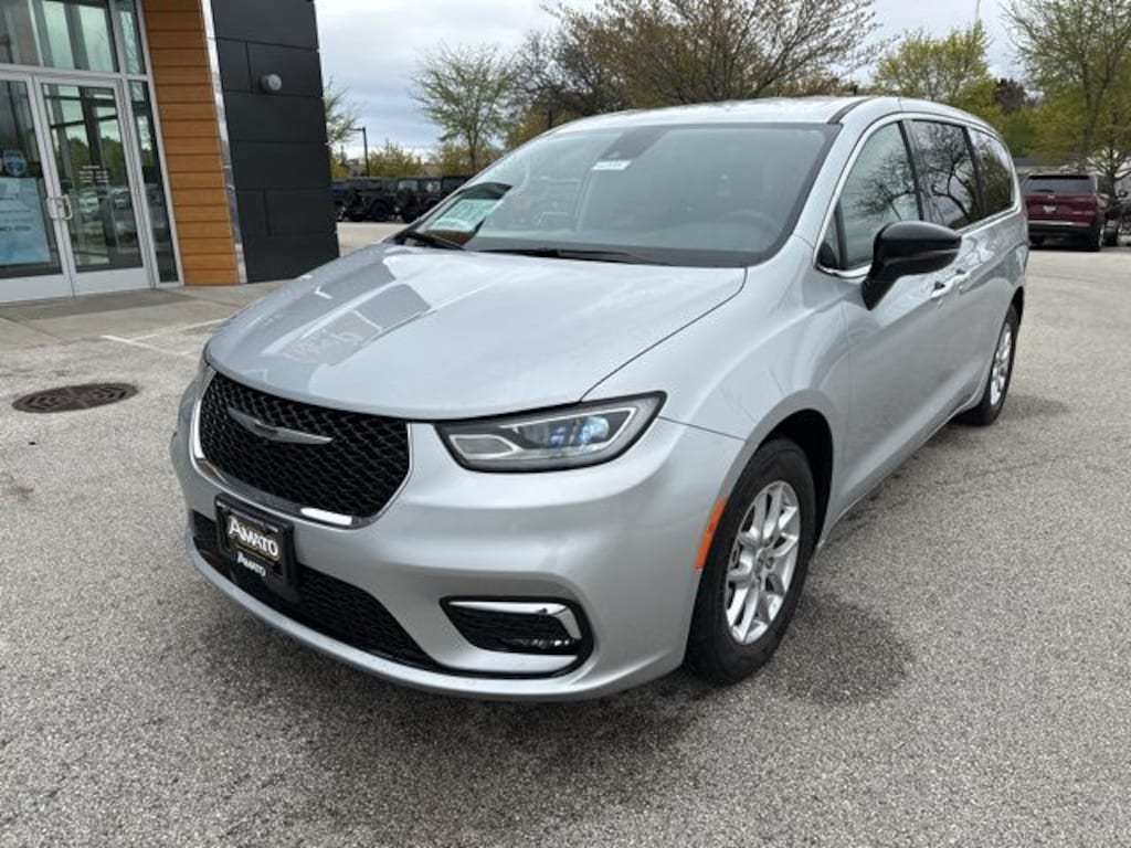 Used 2024 Chrysler Pacifica Touring L Minivan/Van