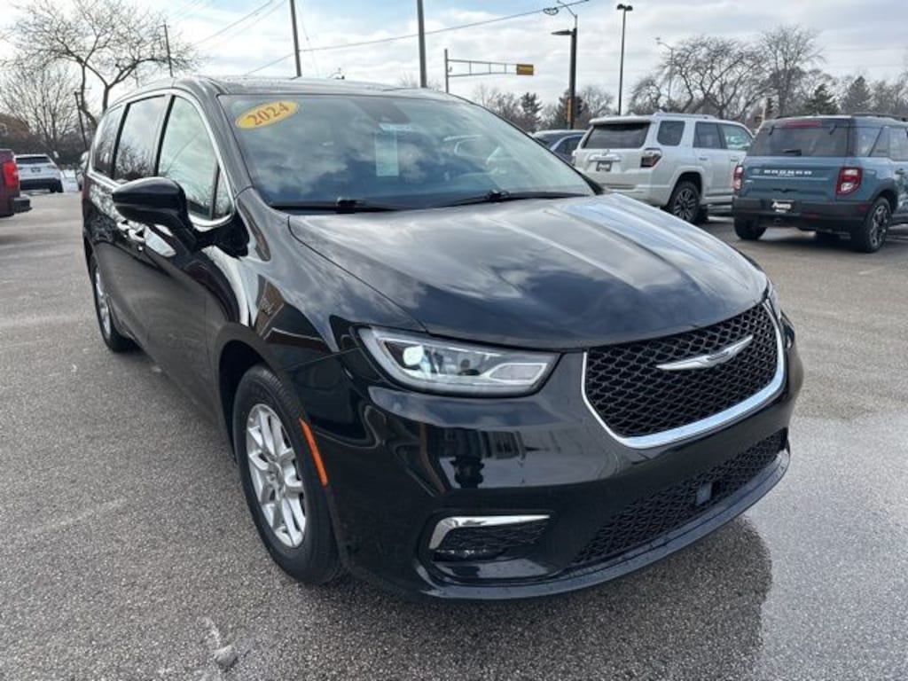 Used 2024 Chrysler Pacifica Touring L Minivan/Van