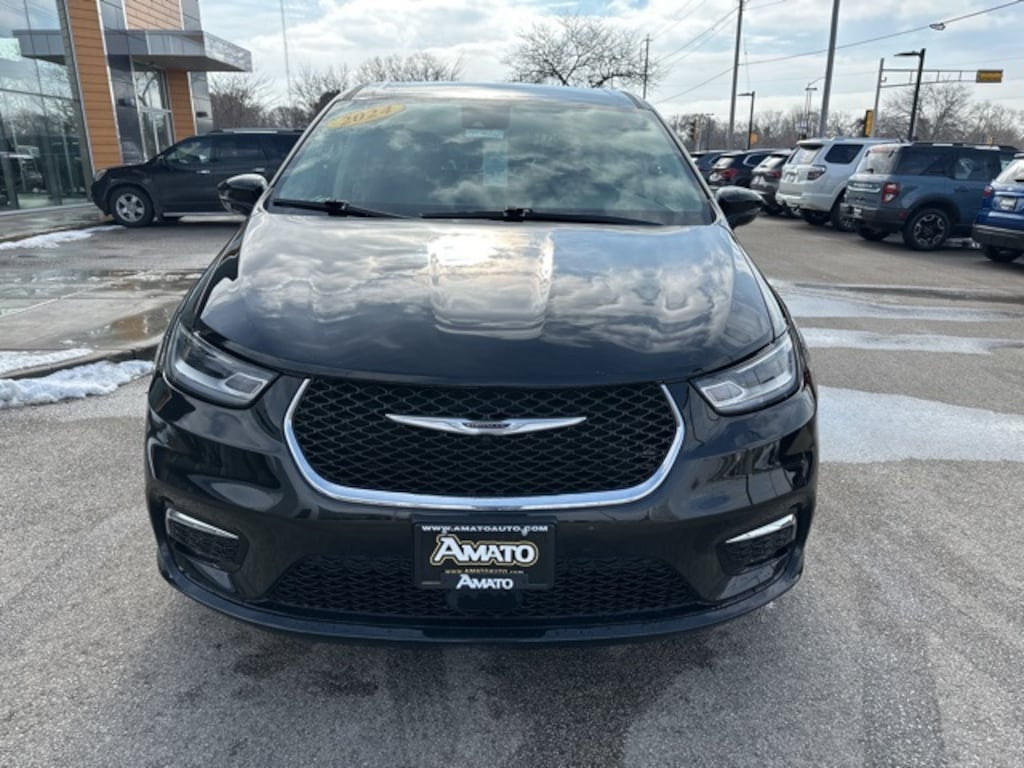 Used 2024 Chrysler Pacifica Touring L Minivan/Van