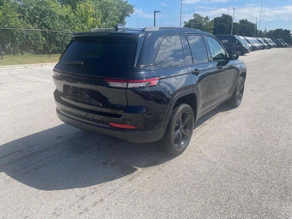 2022 Jeep Grand Cherokee Altitude photo 3
